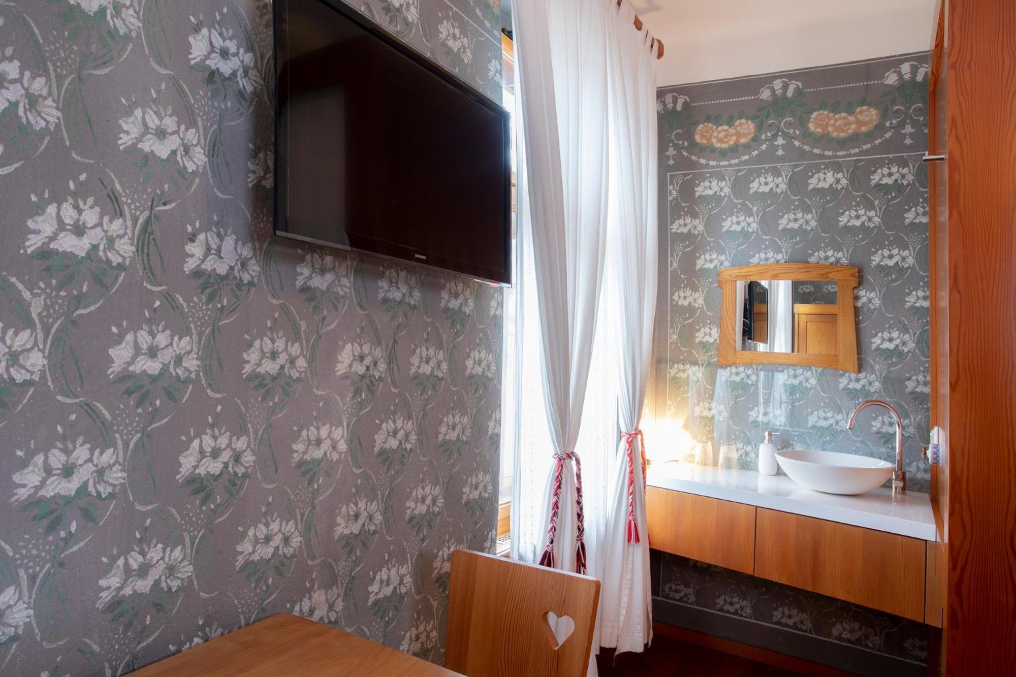 Pr'Gavedarjo Eco Heritage B&B 크라니스카고라 객실 사진